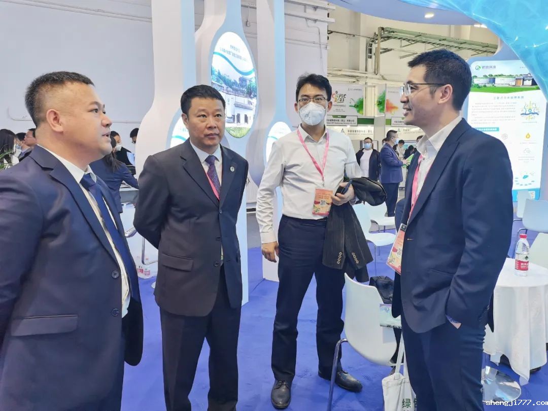 广东省生态环境厅党组成员、副厅长蒋宏奇(左二)率队莅临优米app赚钱展位参观指导