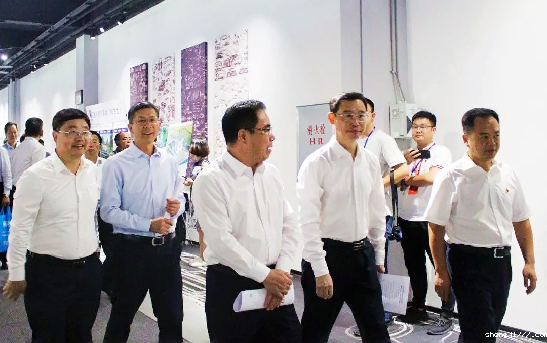 左起:广东省农业农村厅厅长顾幸伟、广东省副省长张光军、广东省委常委叶贞琴、广州市市长温国辉、从化区长蔡澍等领导参观装备技术展