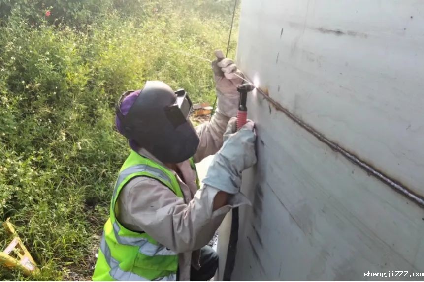 不畏酷暑、安全作业 图片